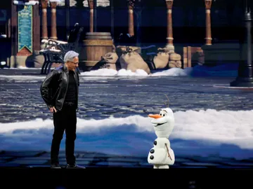 Jensen Huang, CEO de Nvidia, junto al robot con IA de Olaf Jensen Huang, CEO de Nvidia, junto al robot con IA de Olaf