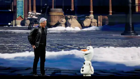 Jensen Huang, CEO de Nvidia, junto al robot con IA de Olaf Jensen Huang, CEO de Nvidia, junto al robot con IA de Olaf