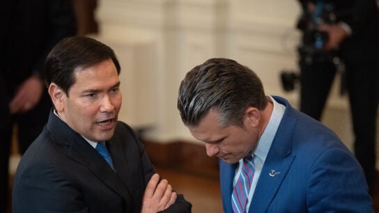El secretario de Estado, Marco Rubio, habla con el secretario de Defensa, Pete Hegseth