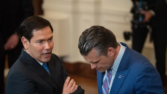 El secretario de Estado, Marco Rubio, habla con el secretario de Defensa, Pete Hegseth El secretario de Estado, Marco Rubio, habla con el secretario de Defensa, Pete Hegseth