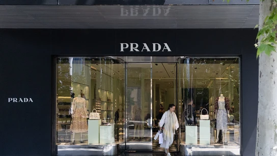 Una tienda de la firma de lujo Prada. Una tienda de la firma de lujo Prada.