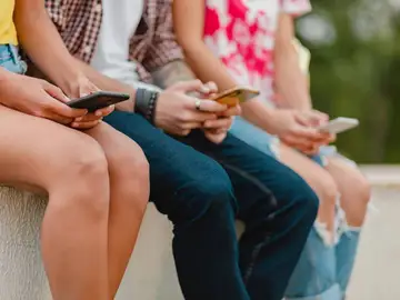 Jóvenes con el móvil Jóvenes con el móvil