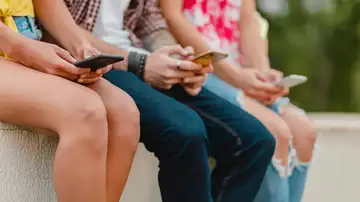 Jóvenes con el móvil Jóvenes con el móvil