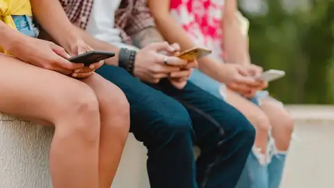 Jóvenes con el móvil Jóvenes con el móvil