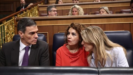 Pedro S&aacute;nchez, Mar&iacute;a Jes&uacute;s Montero y Yolanda D&iacute;az en el Congreso de los Diputados