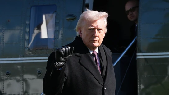 El presidente de Estados Unidos, Donald Trump, cierra el puño antes de despegar en su helicóptero desde la Casa Blanca El presidente de Estados Unidos, Donald Trump, cierra el puño antes de despegar en su helicóptero desde la Casa Blanca