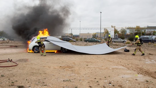 Prueba de extinción de fuego en un coche eléctrico con una manta ignífuga Prueba de extinción de fuego en un coche eléctrico con una manta ignífuga