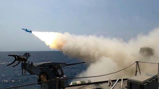 Imagen de archivo del lanzamiento de un misil desde una embarcaci&oacute;n durante unas maniobras navales iran&iacute;es en el Golfo de Om&aacute;n y el Oc&eacute;ano &Iacute;ndico