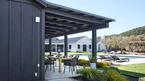 El eero 7 Outdoor en un jardín