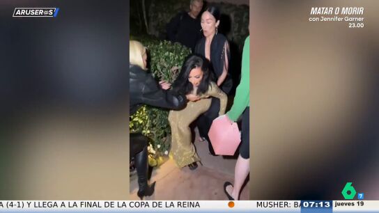 La ca&iacute;da viral de Kim Kardashian tras los Oscar: "Lleva zapatos de 20 cent&iacute;metros que suelen usar bailarinas de striptease"