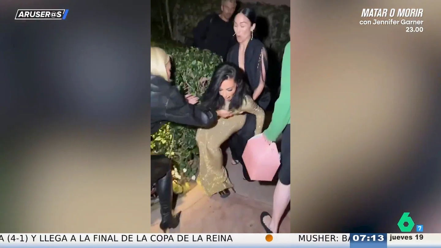 La caída viral de Kim Kardashian tras los Oscar: "Lleva zapatos de 20 centímetros que suelen usar bailarinas de striptease" La caída viral de Kim Kardashian tras los Oscar: "Lleva zapatos de 20 centímetros que suelen usar bailarinas de striptease"