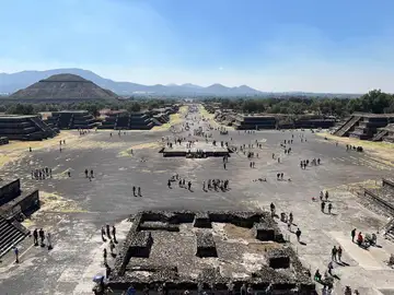 Amplias plazas y avenidas en la antigua ciudad mexicana de Teotihuacan Amplias plazas y avenidas en la antigua ciudad mexicana de Teotihuacan