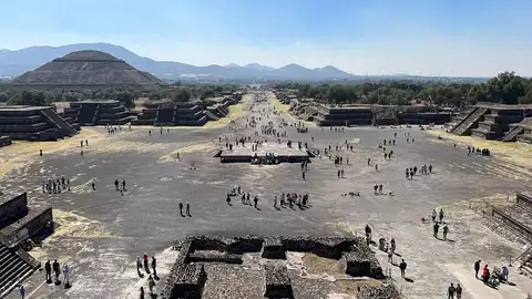 Amplias plazas y avenidas en la antigua ciudad mexicana de Teotihuacan Amplias plazas y avenidas en la antigua ciudad mexicana de Teotihuacan