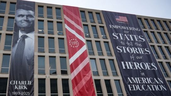Pancarta con el rostro de Charlie Kirk