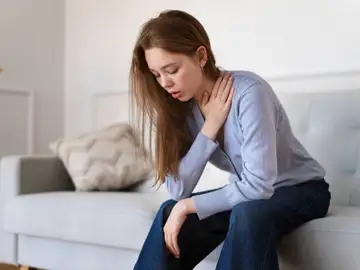 Joven con dolor en el cuello Joven con dolor en el cuello