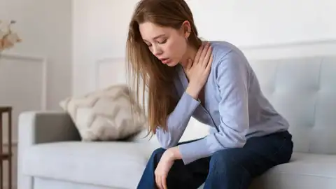 Joven con dolor en el cuello Joven con dolor en el cuello