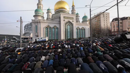 Musulmanes rusos rezan frente a la Mezquita Central para celebrar el fin del Ramadán. Musulmanes rusos rezan frente a la Mezquita Central para celebrar el fin del Ramadán.