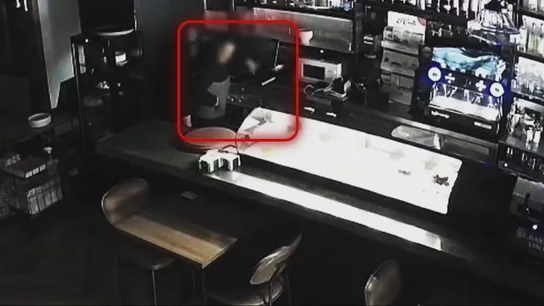 El presunto ladrón, robando en un local El presunto ladrón, robando en un local