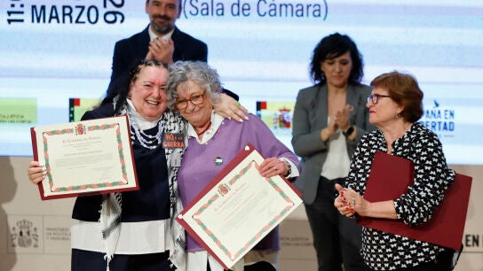 Dos de las supervivientes del Patronato de Protecci&oacute;n a la Mujer reciben este viernes un diploma de reconocimiento.