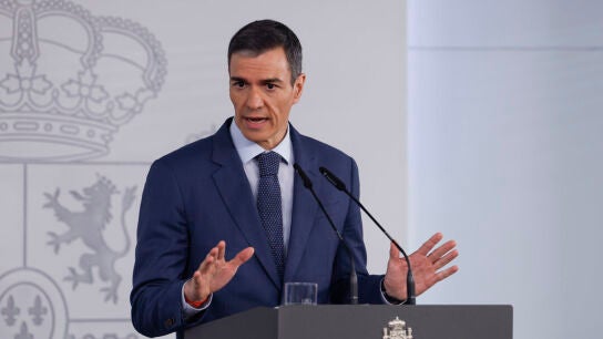 El presidente del Gobierno, Pedro S&aacute;nchez, durante su comparecencia este viernes tras finalizar la reuni&oacute;n del Consejo de Ministros extraordinario en la Moncloa. EFE/Javier Liz&oacute;n