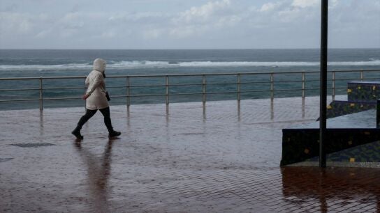 Un hombre camina bajo la lluvia en Las Palmas de Gran Canaria 