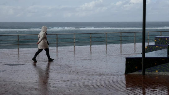 Un hombre camina bajo la lluvia en Las Palmas de Gran Canaria Un hombre camina bajo la lluvia en Las Palmas de Gran Canaria