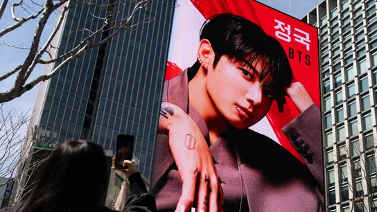 Una fan toma una foto cerca del escenario principal para un concierto gratuito del grupo de K-pop BTS en la Plaza Gwanghwamun en Seúl (Corea del Sur) Una fan toma una foto cerca del escenario principal para un concierto gratuito del grupo de K-pop BTS en la Plaza Gwanghwamun en Seúl (Corea del Sur)