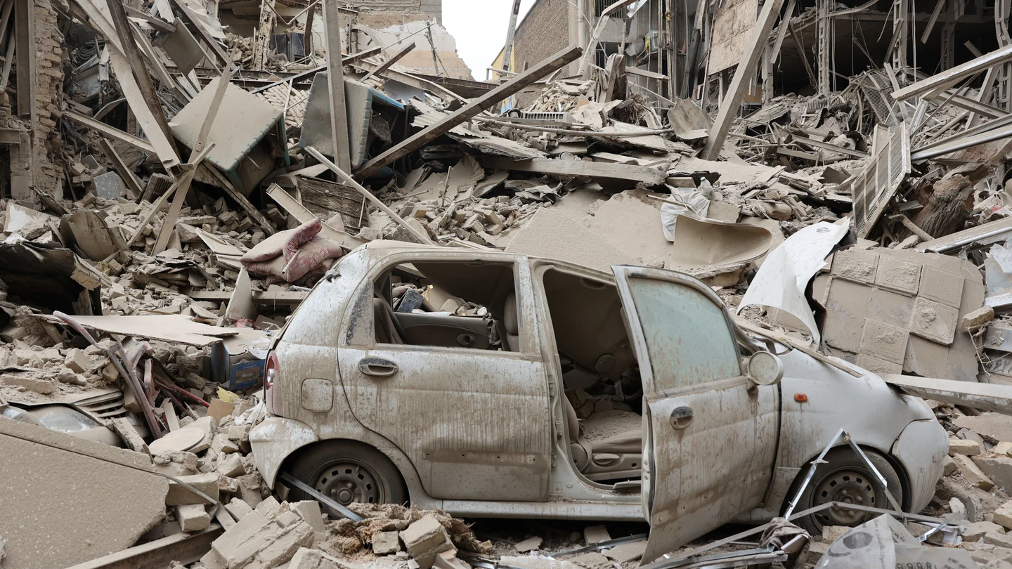 Consecuencias de un ataque a un edificio residencial en Teherán. Consecuencias de un ataque a un edificio residencial en Teherán.