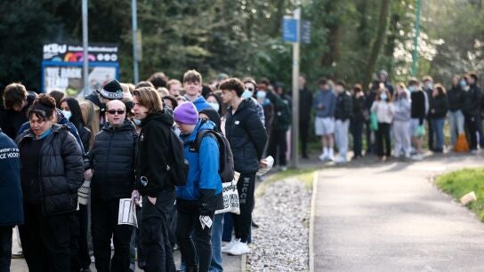 Gente en Kent esperando para vacunarse de meningitis