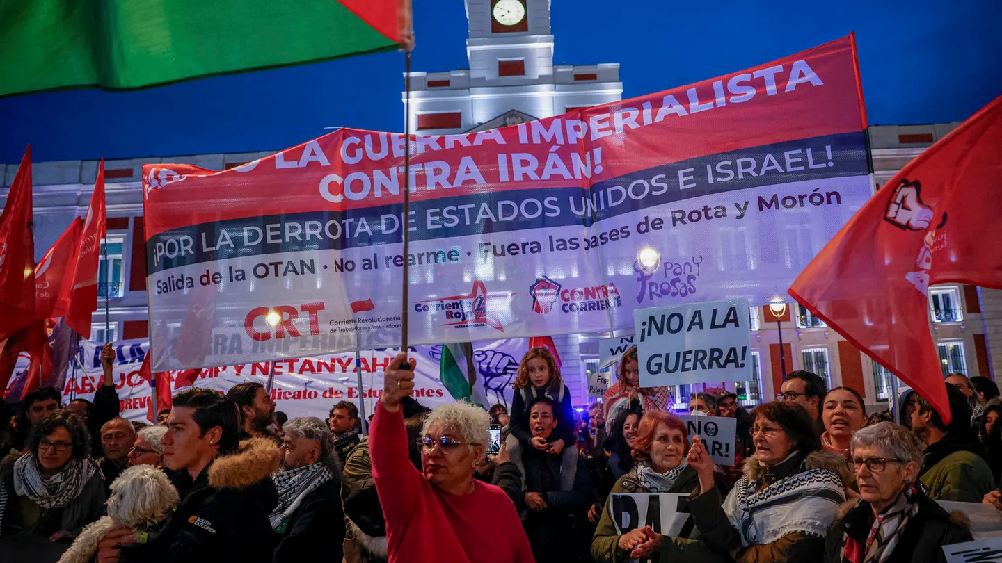 Unas 4.000 personas entonan el "no a la guerra" en una manifestación en Madrid Unas 4.000 personas entonan el "no a la guerra" en una manifestación en Madrid