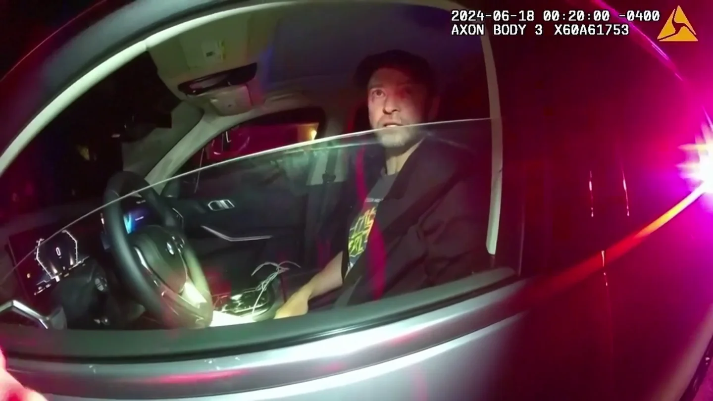 Desorientado y haciendo la prueba de alcoholemia: sale a la luz el vídeo de la detención de Justin Timberlake por conducir ebrio Desorientado y haciendo la prueba de alcoholemia: sale a la luz el vídeo de la detención de Justin Timberlake por conducir ebrio