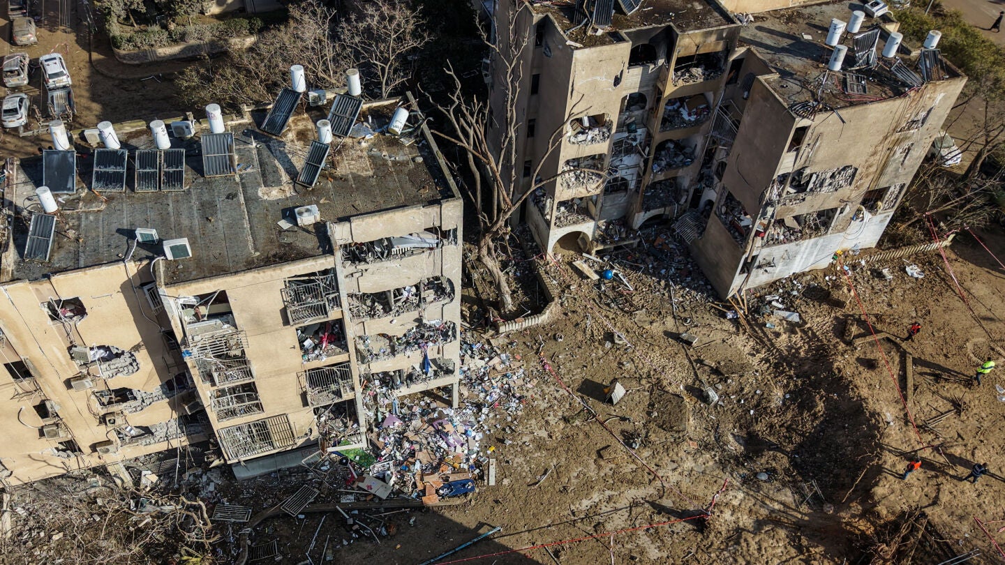Consecuencias de una noche de ataques con misiles iraníes, en medio del conflicto entre Estados Unidos e Israel con Irán, en Arad.
