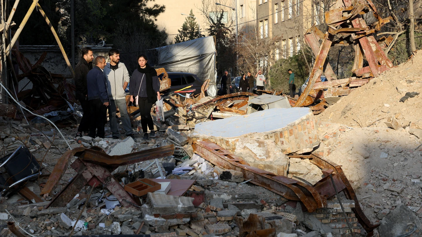 Varios iraníes contemplan los escombros de un edificio tras un ataque israelí Varios iraníes contemplan los escombros de un edificio tras un ataque israelí