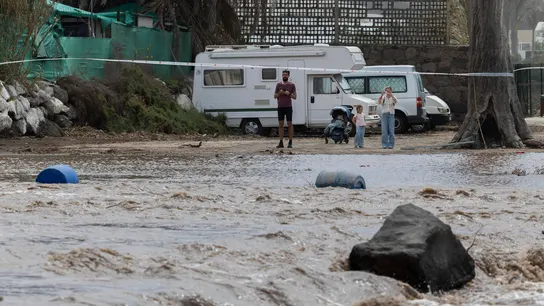 Varias personas observan el barranco de Arguinegín ante la crecida del caudal del barranco Varias personas observan el barranco de Arguinegín ante la crecida del caudal del barranco
