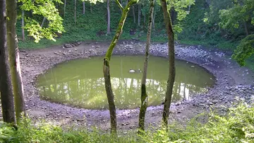 Cráter y lago de Kaali Cráter y lago de Kaali