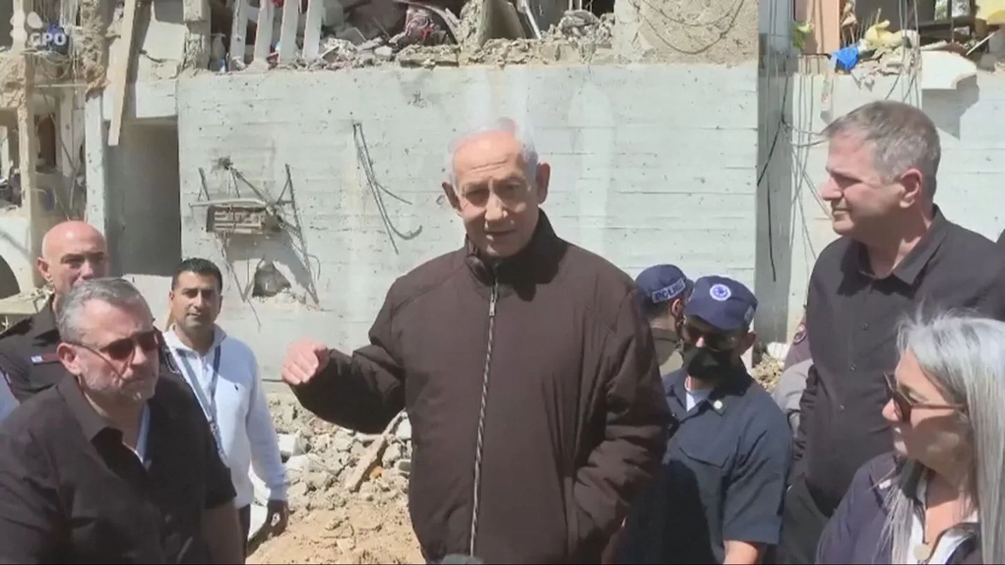 Benjamin Netanyahu habla con los periodistas desde Arad Benjamin Netanyahu habla con los periodistas desde Arad