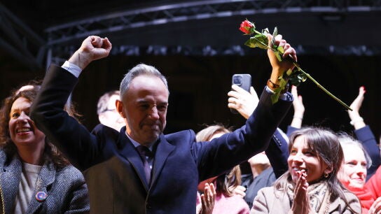 El candidato a la alcald&iacute;a por el Partido Socialista y la coalici&oacute;n de izquierdas Emmanuel Gr&eacute;goire celebra su victoria en las elecciones municipales de Par&iacute;s