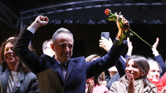 El candidato a la alcaldía por el Partido Socialista y la coalición de izquierdas Emmanuel Grégoire celebra su victoria en las elecciones municipales de París El candidato a la alcaldía por el Partido Socialista y la coalición de izquierdas Emmanuel Grégoire celebra su victoria en las elecciones municipales de París