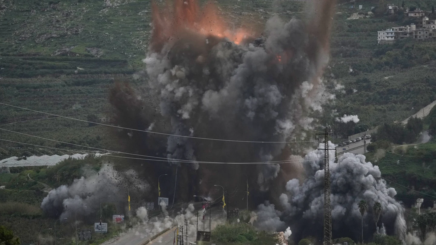 Un ataque aéreo israelí impacta en el puente Qasmiyeh, cerca de la ciudad costera de Tiro, Líbano, el domingo 22 de marzo de 2026. Un ataque aéreo israelí impacta en el puente Qasmiyeh, cerca de la ciudad costera de Tiro, Líbano, el domingo 22 de marzo de 2026.