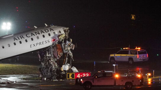 Equipos de emergencia trabajan en el avi&oacute;n de Air Canada Express que colision&oacute; con un cami&oacute;n en el aeropuerto LaGuardia en Queens, Nueva York