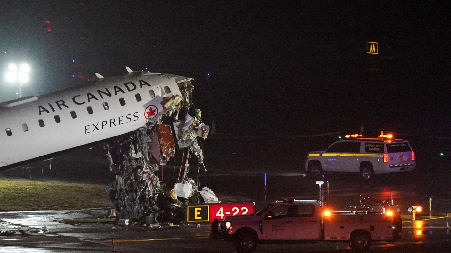 Equipos de emergencia trabajan en el avión de Air Canada Express que colisionó con un camión en el aeropuerto LaGuardia en Queens, Nueva York Equipos de emergencia trabajan en el avión de Air Canada Express que colisionó con un camión en el aeropuerto LaGuardia en Queens, Nueva York