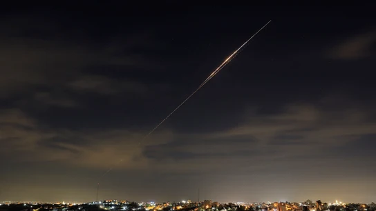 Misiles iraníes vuelan hacia Israel, en medio del conflicto entre Estados Unidos e Israel con Irán, vistos desde Hebrón, en la Cisjordania ocupada por Israel Misiles iraníes vuelan hacia Israel, en medio del conflicto entre Estados Unidos e Israel con Irán, vistos desde Hebrón, en la Cisjordania ocupada por Israel