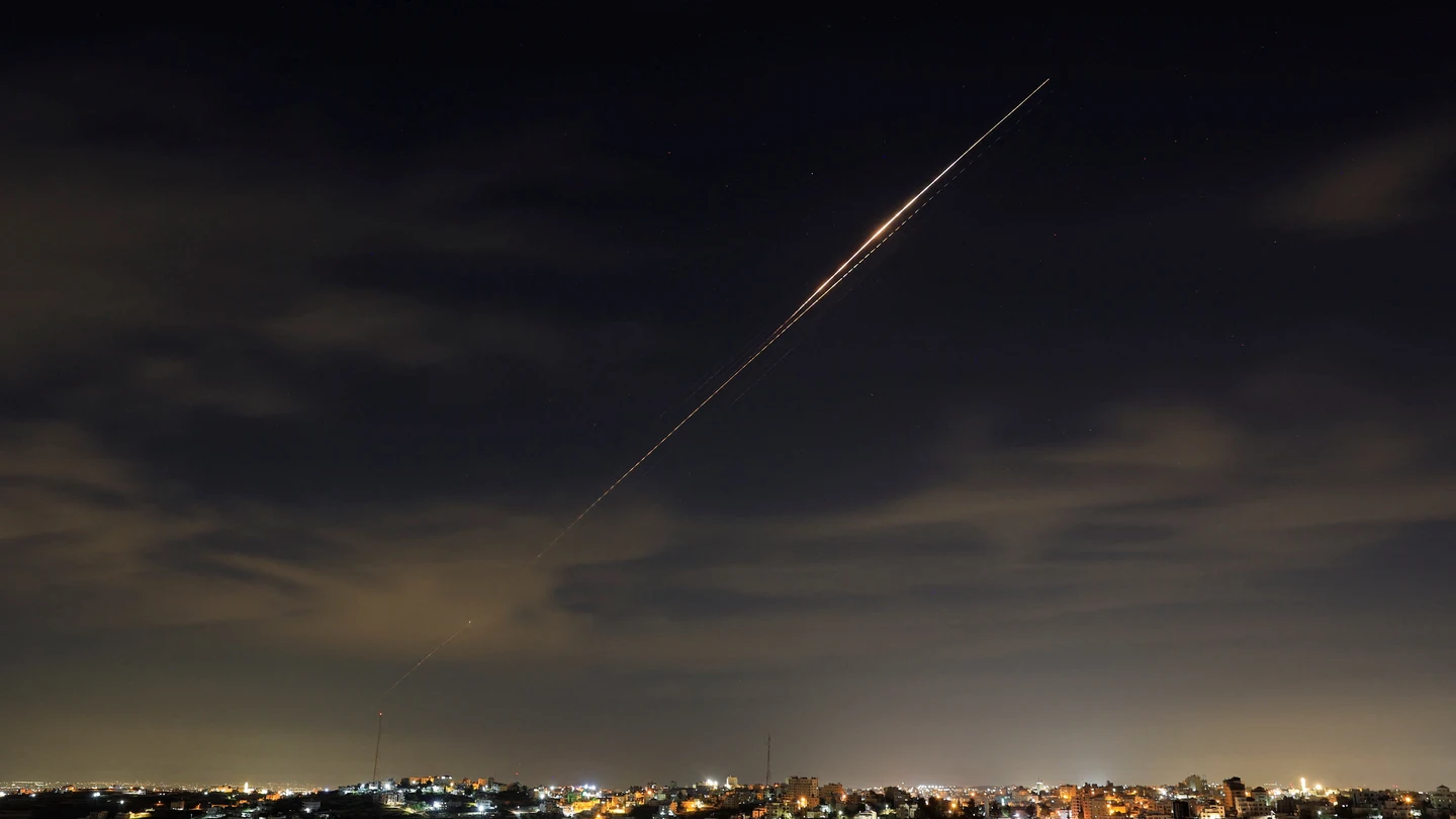 Misiles iraníes vuelan hacia Israel, en medio del conflicto entre Estados Unidos e Israel con Irán, vistos desde Hebrón, en la Cisjordania ocupada por Israel Misiles iraníes vuelan hacia Israel, en medio del conflicto entre Estados Unidos e Israel con Irán, vistos desde Hebrón, en la Cisjordania ocupada por Israel