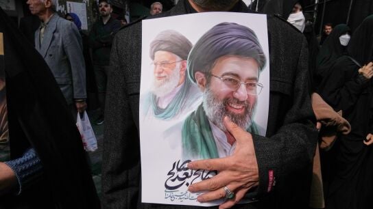 Una persona sostiene un cartel con la imagen del ayatol&aacute; Mojtaba Khamenei, sucesor de su difunto padre, el ayatol&aacute; Ali Khamenei, como l&iacute;der supremo