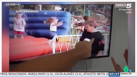 Descubre que su pareja y ella se conocen desde hace mucho antes de lo que pensaban gracias a un vídeo doméstico de su infancia Descubre que su pareja y ella se conocen desde hace mucho antes de lo que pensaban gracias a un vídeo doméstico de su infancia