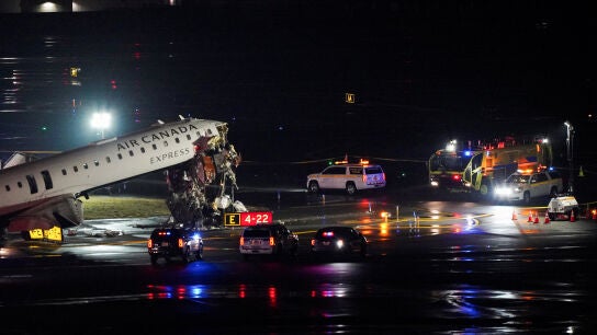 Equipos de emergencia trabajan en el avi&oacute;n de Air Canada Express que colision&oacute; con un cami&oacute;n en el aeropuerto LaGuardia en Queens, Nueva York