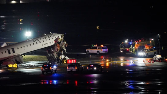 Equipos de emergencia trabajan en el avión de Air Canada Express que colisionó con un camión en el aeropuerto LaGuardia en Queens, Nueva York Equipos de emergencia trabajan en el avión de Air Canada Express que colisionó con un camión en el aeropuerto LaGuardia en Queens, Nueva York