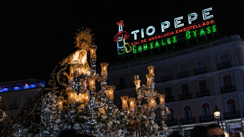 La procesi&oacute;n del Cristo de Medinaceli a su paso por la Puerta del Sol en la Semana Santa de 2024