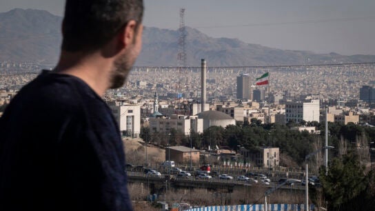 Un hombre iran&iacute;, frente a un reactor en Teher&aacute;n el 26 de febrero de 2026