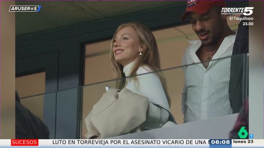 El gui&ntilde;o de Ester Exp&oacute;sito a Mbapp&eacute; en el palco del Bernab&eacute;u: as&iacute; luci&oacute; un espectacular look blanco en el derbi